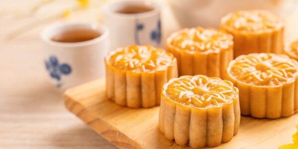 Traditional Baked Lotus Mooncake with Salted Egg Yolk