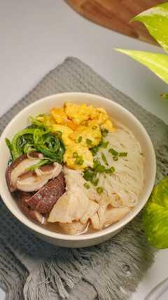 Chicken & Egg Mee Suah Soup
